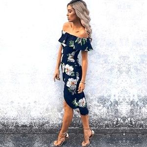 Super cute flower dress, great for dates, weddings, and going out! Size M